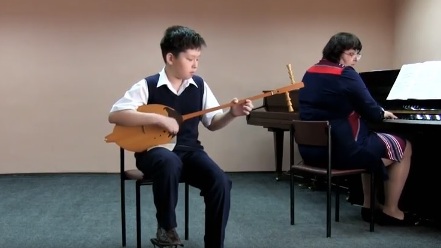 Игра на кай-комусе