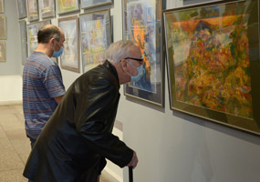 Посетители знакомятся с творчеством